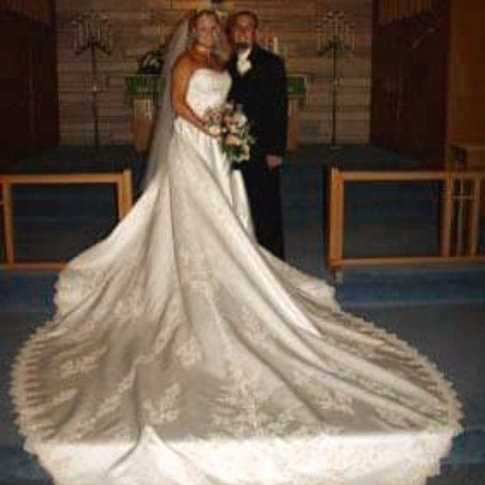 Ivory wedding dress size 18 - Picture 1 of 2